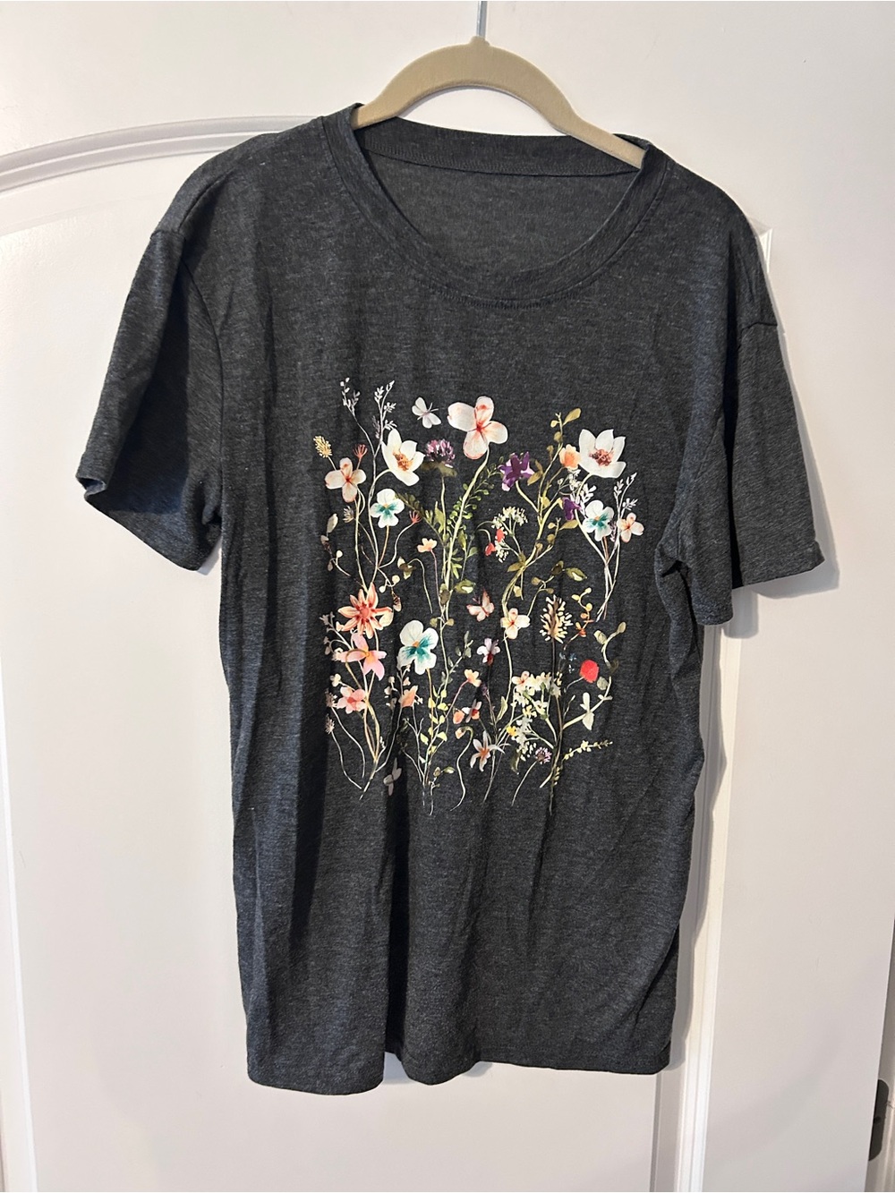 Amazon Dark Gray Floral Graphic Tee Size Medium